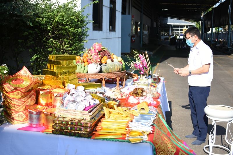 คุณพัฒนศักดิ์ แสนสมรส กรรมการผู้จัดการ บริษัท พี ควอลิตี้ แมชชีน พาร์ท จำกัด พร้อมด้วยพนักงานบริษัทฯ จัดพิธีไหว้เจ้า เนื่องในเทศกาลตรุษจีน ต้อนรับปีฉลู และในโอกาสนี้ ทางผู้บริหารได้มอบวัตถุมงคลให้กับพนักงาน และขอให้ทุกท่าน "ซินเจียยู่อี่ ซินนี้ฮวดไช้ " มีความสุข ร่ำรวยเงินทอง ตลอดปี 2564"
